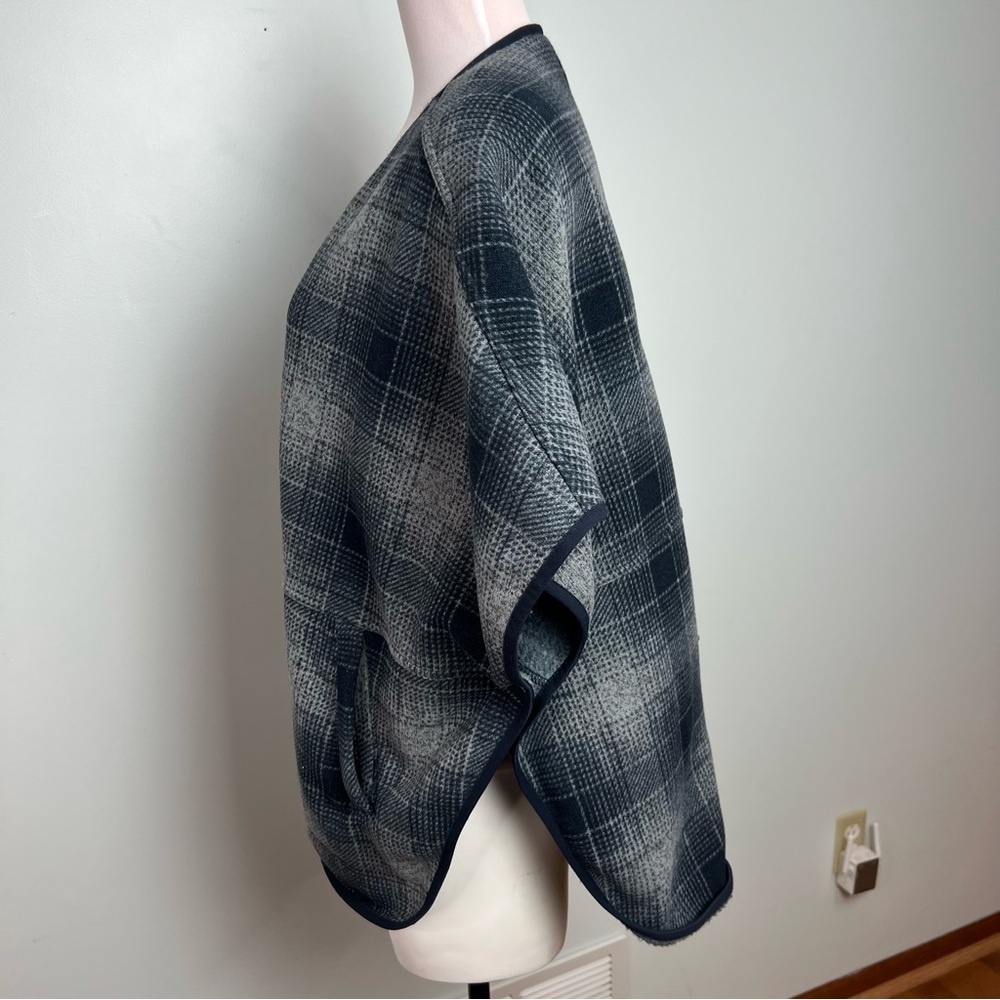 The North Face Women’s Plaid Fleece Poncho Cape Wrap Size Medium - Picture 4 of 10